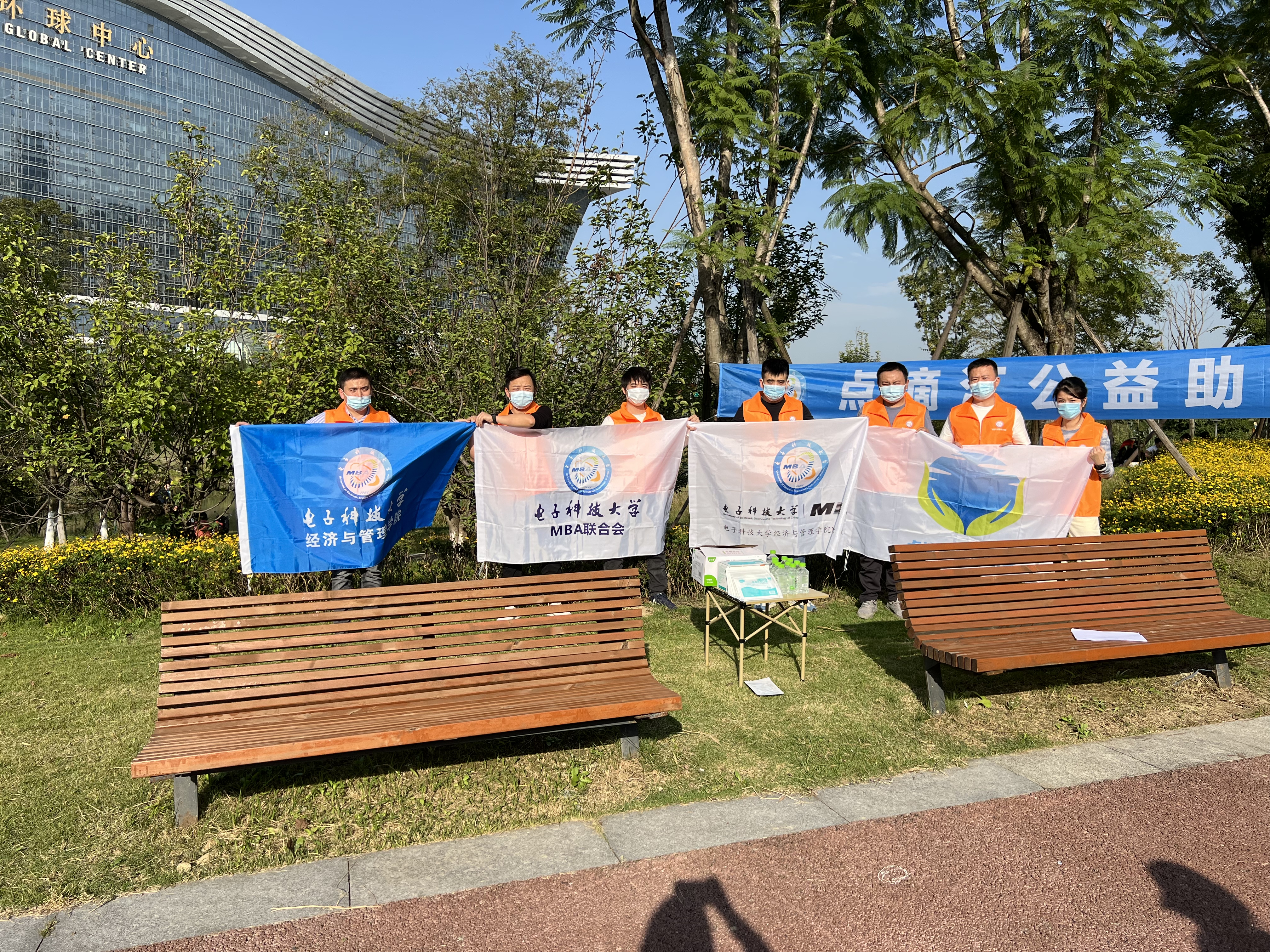 F-L点滴汇公益助学项目在桂溪生态公园开展宣传义卖活动——点滴义卖，汇聚大爱