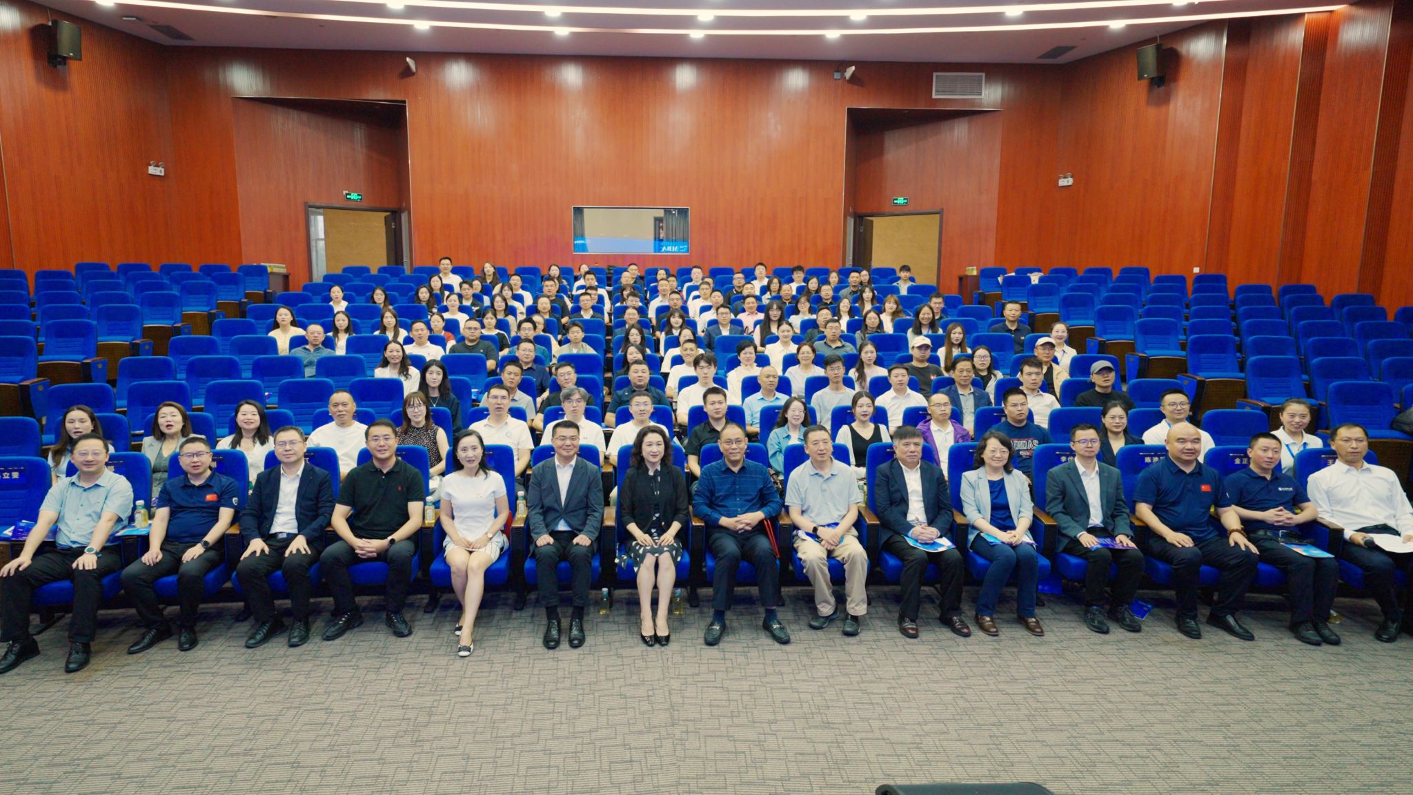 数智赋能实体·商学成就未来|电子科技大学MBA宜宾峰会成功举办